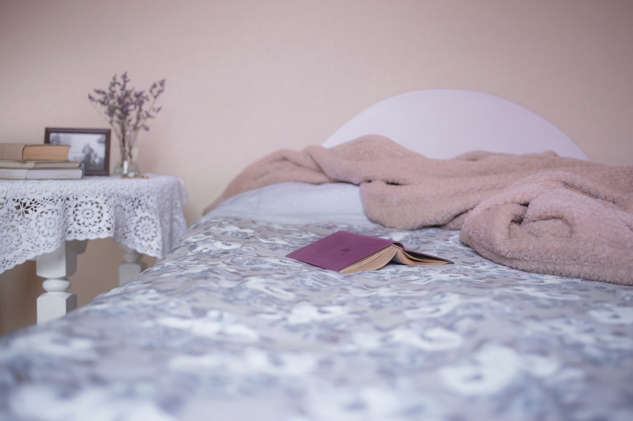 bed-bedroom-blanket-129062